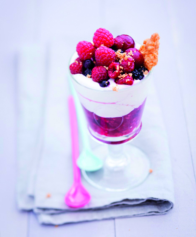 Trifle με φρούτα και crumble από το Canderel Green
